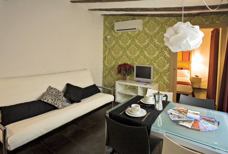 Two-bedroom apartment (1/6 persons) Ciutat Vella Apartaments Barcelona Two-bedroom apartment (1/6 persons) Ciutat Vella Apartaments Barcelona
