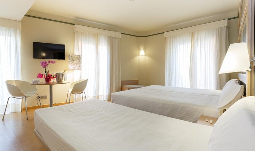 Triple room Ciutat Barcelona Hotel Triple room Ciutat Barcelona Hotel