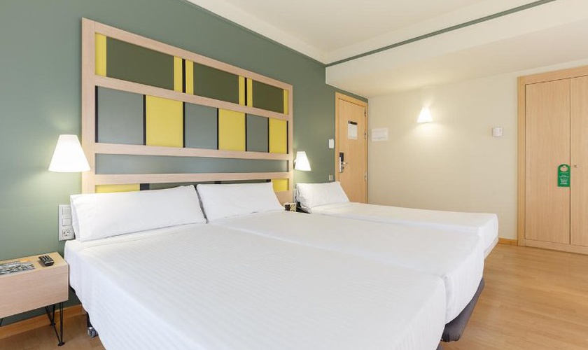 Triple room Ciutat Barcelona Hotel Triple room Ciutat Barcelona Hotel